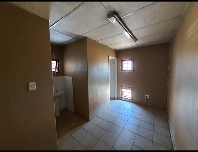 240M² WAREHOUSE TO LET IN DRIEHOEK